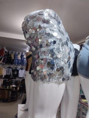 Falda short con lentejuelas plateada