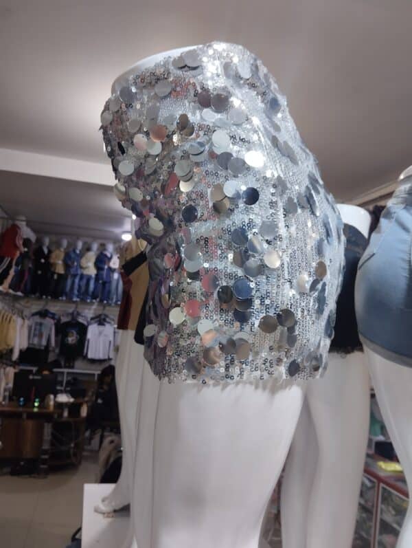 Falda short con lentejuelas plateada