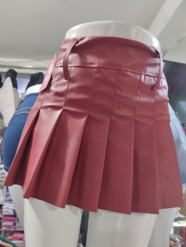 Falda short tableada cuerina